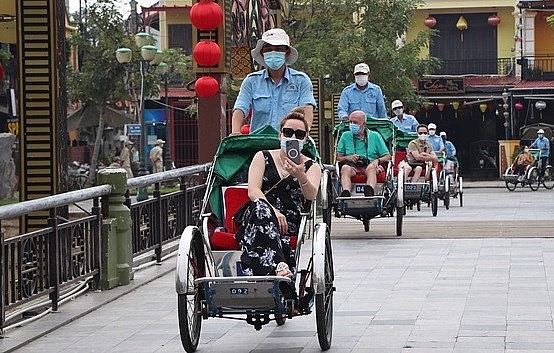Foreign tourists visit Hoi An ancient city in Quang Nam province. Photo: VNN