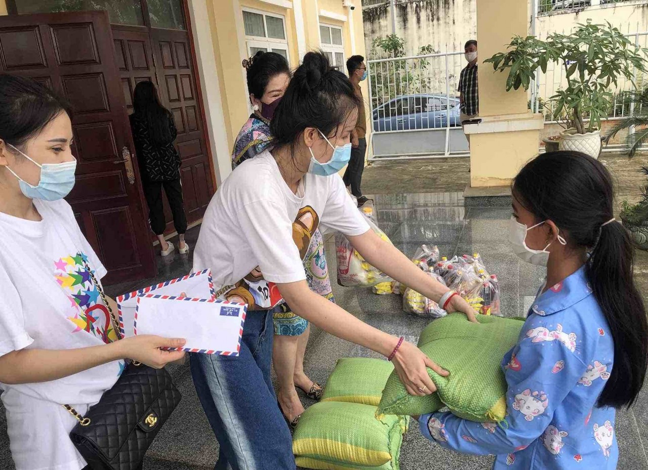 Overseas Vietnamese in Cambodia Support Each Other in Difficulties