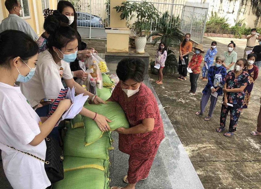 Overseas Vietnamese in Cambodia Support Each Other in Difficulties