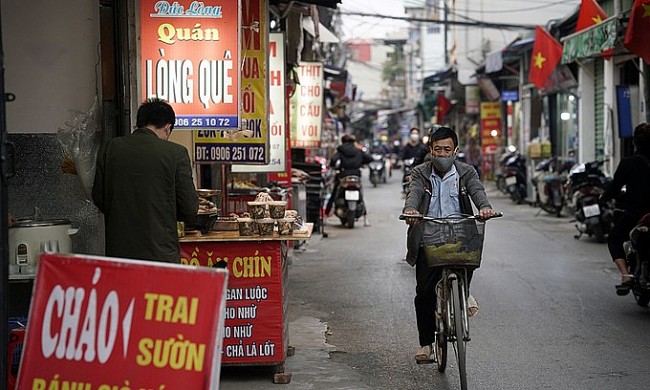 Vietnam News Today (Dec. 26): 5 More Hanoi Districts Suspend On-site Dining