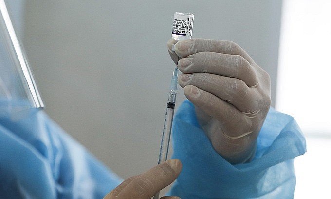 A medic prepares a Covid-19 vaccine shot in HCMC, October 27, 2021. Photo: VnExpress