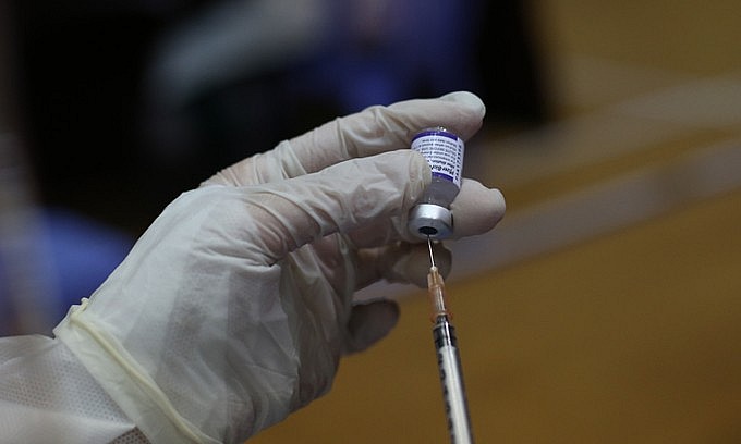 A medical staff prepares to give Covid-19 vaccine in Da Nang, November 2, 2021. Photo: VnExpress