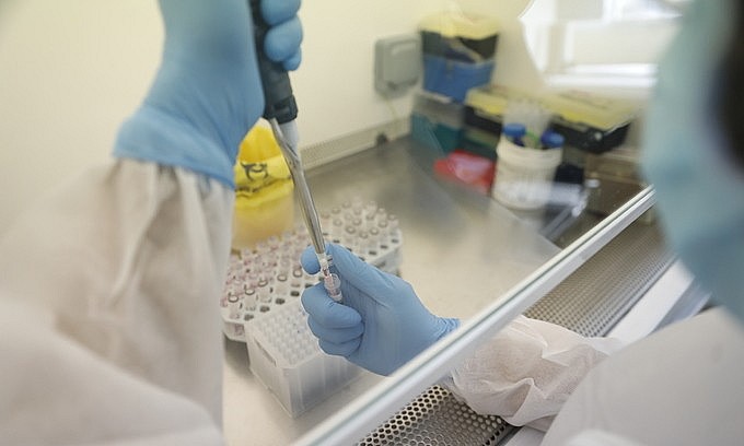 A medic performs the genomic sequencing on a novel coronavirus sample in HCMC, February 2021. Photo: VnExpress