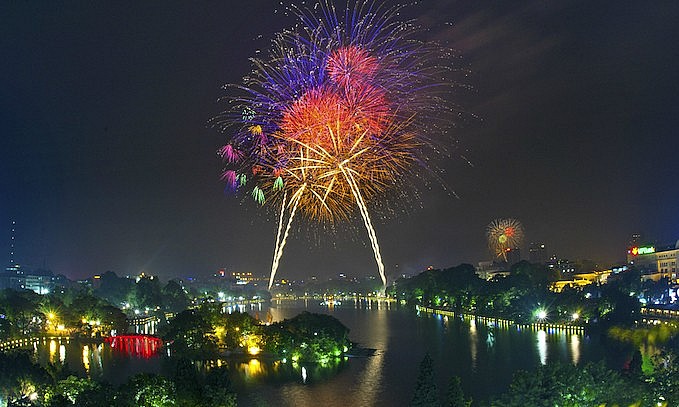 Fireworks show in Hanoi to mark 60 years of the city's liberation from the French on 10 October, 2014. Photo by Vu Quang Ngoc/VnExpress Photo Contest