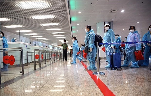 Passengers wait to handle procedures at Noi Bai International Airport in Hanoi. Photo: VNA