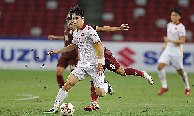 Nguyen Hoang Duc dribbles in the second leg of the AFF Cup semifinal between Vietnam and Thailand on December 26, 2021. Photo: Leo Shengwei