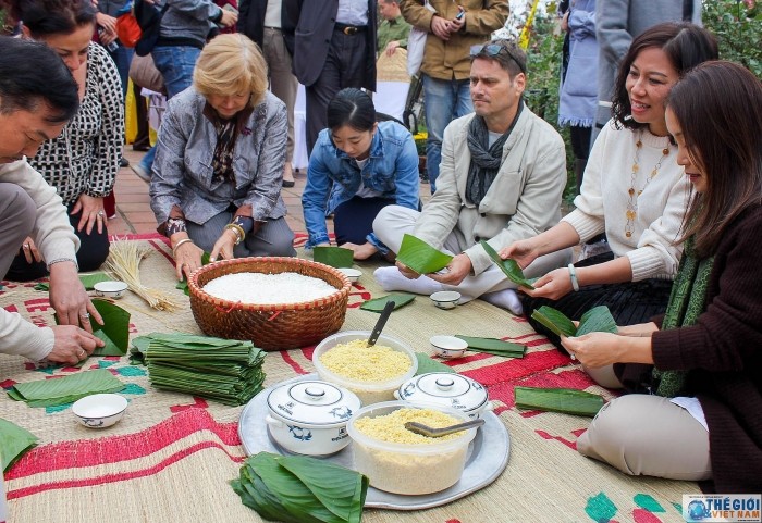 foreign diplomats learn to make chung cake for the first time