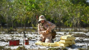 Vietnamese women strive to clear war-era mines