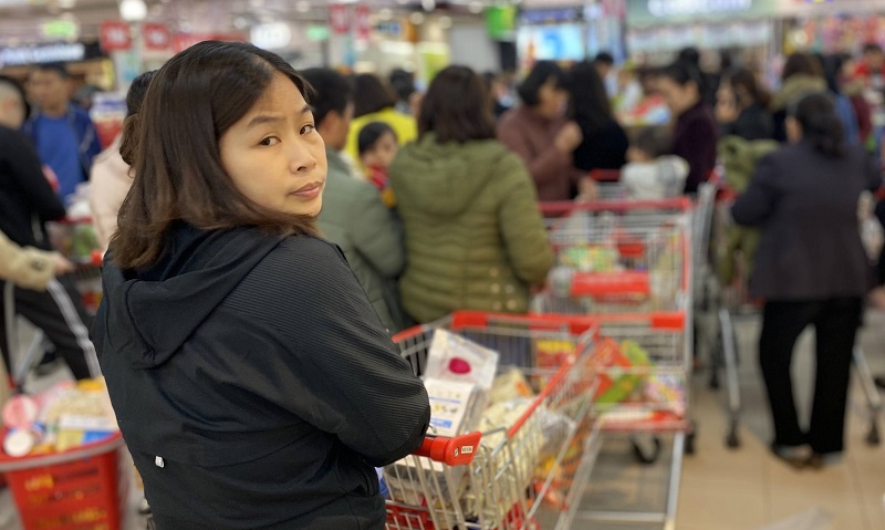 large queues at hanois supermarket as tet is drawing near