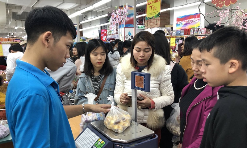 large queues at hanois supermarket as tet is drawing near