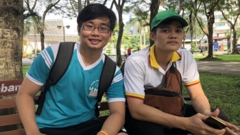 Vietnamese flock to this park to "catch" a tourist — and learn English for free