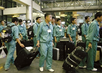 rok offers visa extension for stranded vietnamese workers