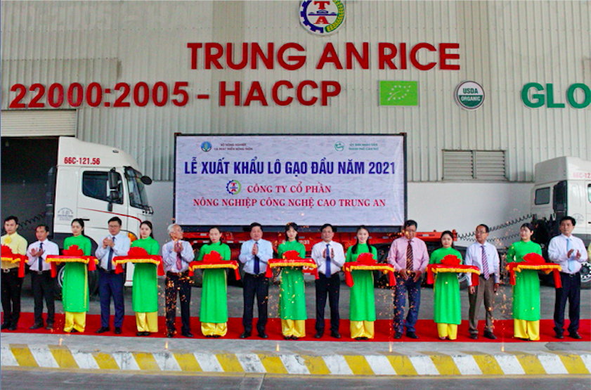 Vietnam ships first batch of rice exports for 2021 to Singapore, Malaysia
