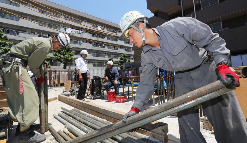 foreign workers in japan hit record high