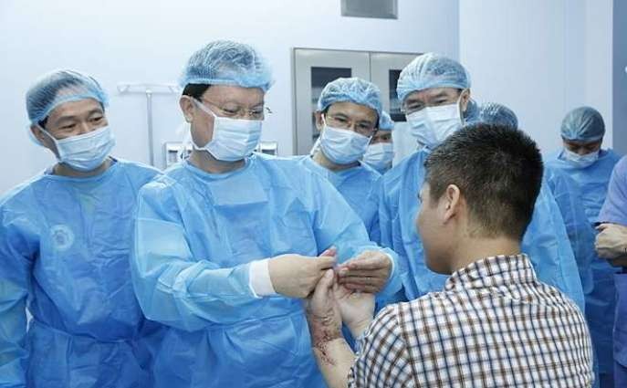 world first hand transplant from living donor performed by vietnamese surgeon