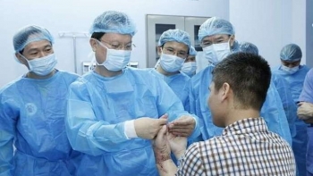 World first hand transplant from living donor performed by Vietnamese surgeon
