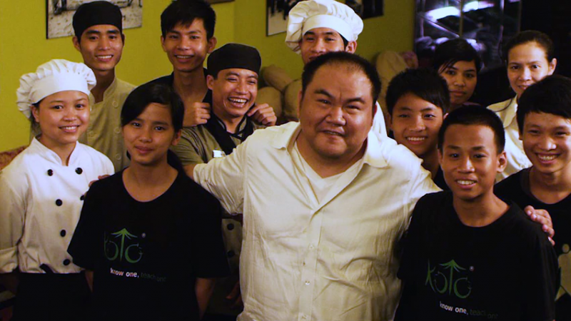 vietnamese australian man starts cooking school for street kids in vietnam