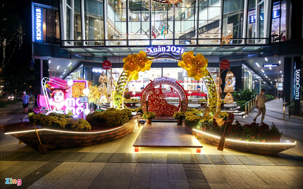 Photos: HCMC’s shopping centers deserted ahead of Tet due to Covid-19