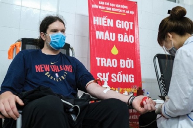 expats in hanoi donate blood amid covid 19 vietnam needs you now