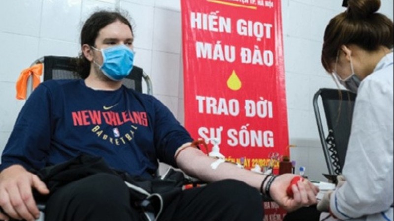 expats in hanoi donate blood amid covid 19 vietnam needs you now