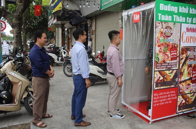 hanois pizza restaurant equipped with disinfection chamber to prevent coronavirus