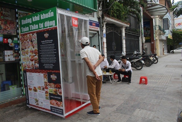 hanois pizza restaurant equipped with disinfection chamber to prevent coronavirus