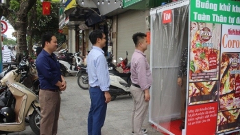 Hanoi pizza restaurant equipped with disinfection chamber to prevent coronavirus