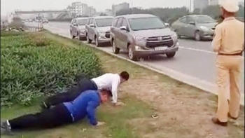 Vietnamese traffic policer fines drivers by doing push-ups for not wearing face mask