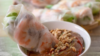 Recipe: Vietnamese salad rolls with peanut dipping sauce (Goi cuon)