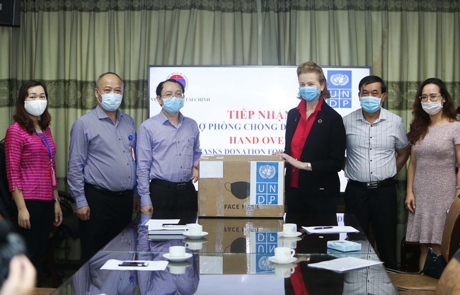 UNDP donates 20,000 medical masks to help Vietnam fight against COVID-19