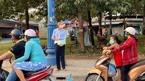 british teacher in vietnam begs for meal during covid 19 outbreak