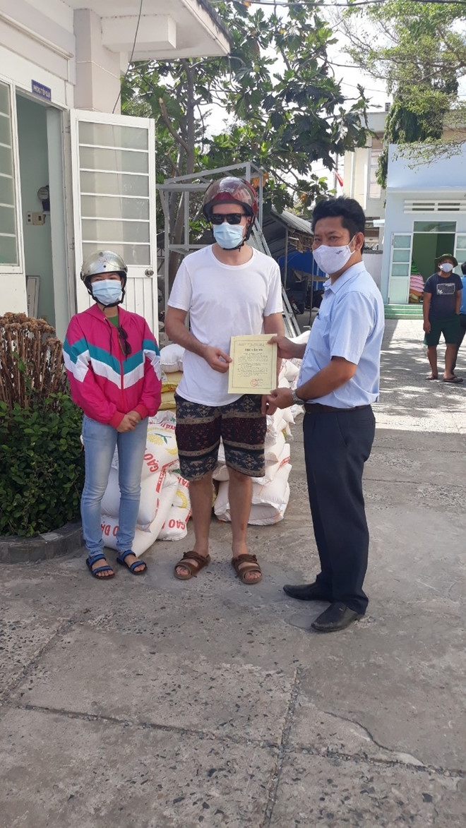 foreign tourist donates vietnams rice atm to support those affected by covid 19