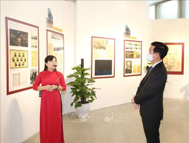 hanoi officials pay tribute to lenin on his birthday