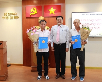 Two Taiwanese - Chinese granted Vietnamese citizenship