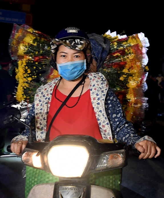 residents in hanoi outskirt burst with joy as 28 day covid 19 lockdown ends up photo