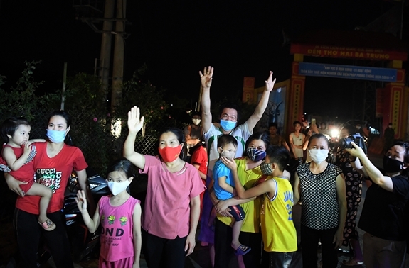 residents in hanoi outskirt burst with joy as 28 day covid 19 lockdown ends up photo