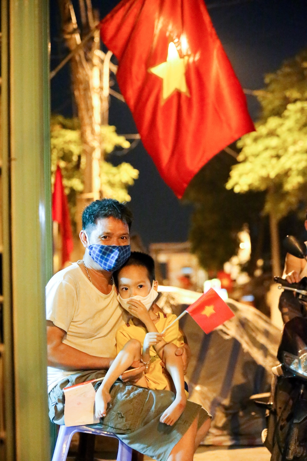 residents in hanoi outskirt burst with joy as 28 day covid 19 lockdown ends up photo