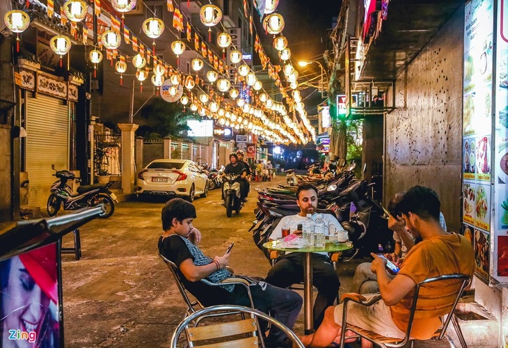 bui vien walking street remains deserted after re opening