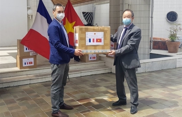 Vietnam donates 15,000 face masks to France
