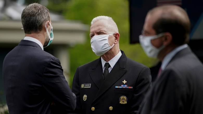 white house requires staff to wear masks photos