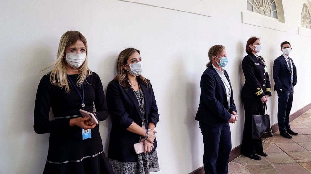 white house requires staff to wear masks photos