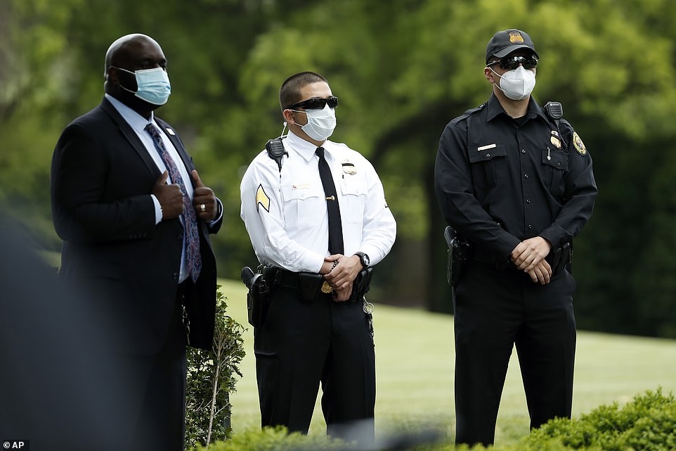 white house requires staff to wear masks photos