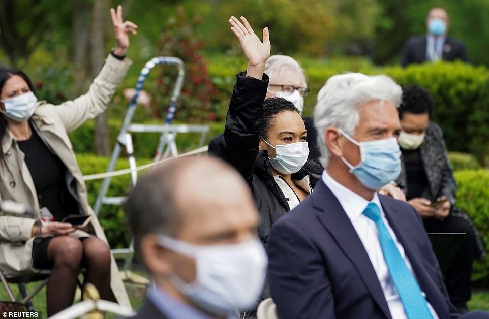 white house requires staff to wear masks photos