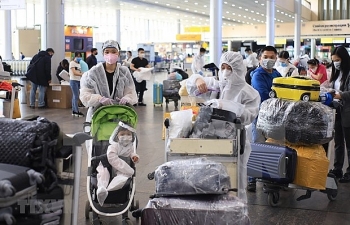 more than 340 vietnamese citizens fly home from us