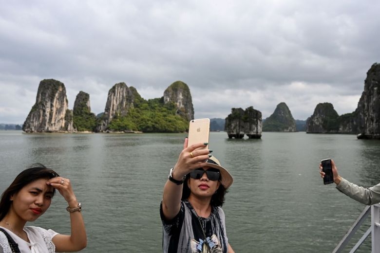 tourist back in ha long bay as domestic travel resumes