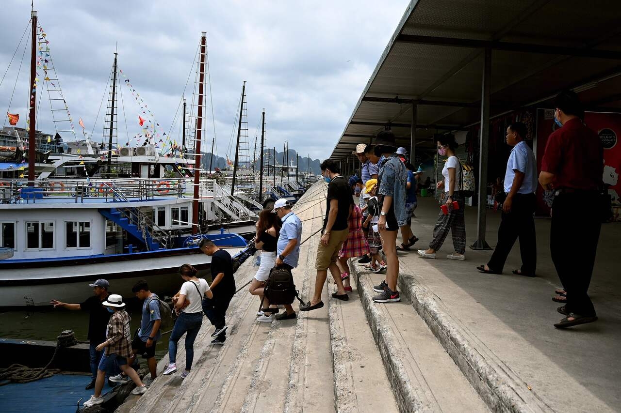 tourist back in ha long bay as domestic travel resumes