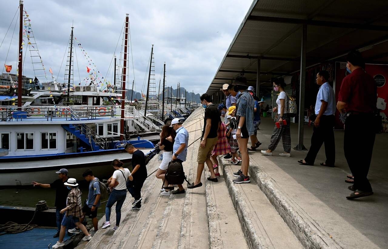 tourist back in ha long bay as domestic travel resumes