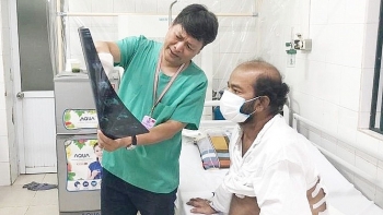 vietnamese doctors timely treating three foreigners stuck in country due to covid 19