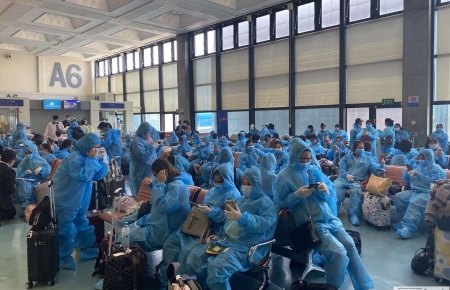 Another flight brings Vietnamese citizens return home