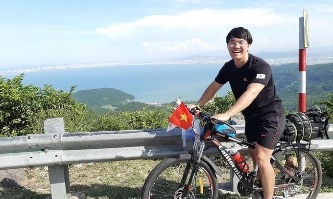 south korean student cycles across vietnam